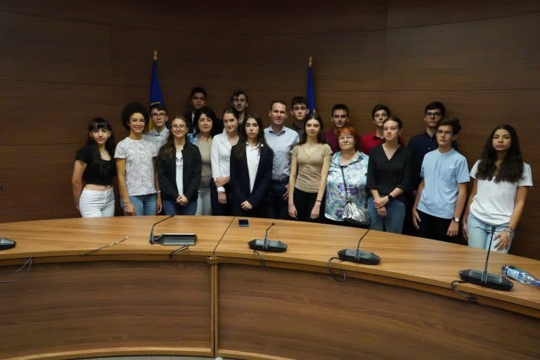 19 elevi de top care învață în Sectorul 3, premiați de edilul Negoiță – GALERIE FOTO