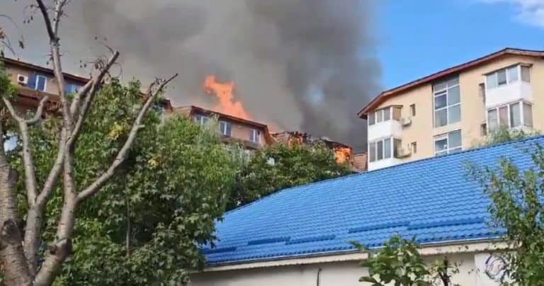 UPDATE. Flăcări puternice la mansarda unui bloc din Craiova. Incendiul s-a extins/Locatarii, agresivi cu pompierii – VIDEO
