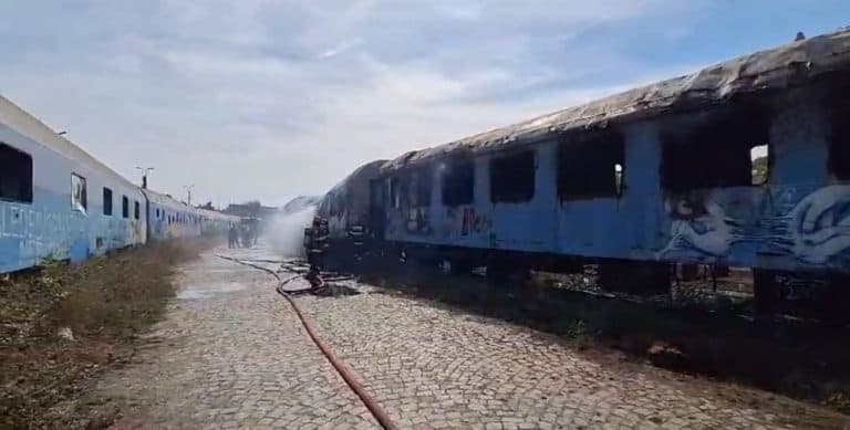 Două vagoane dezafectate au luat foc în stația București Basarab. Anunțul CFR Călători despre circulația trenurilor