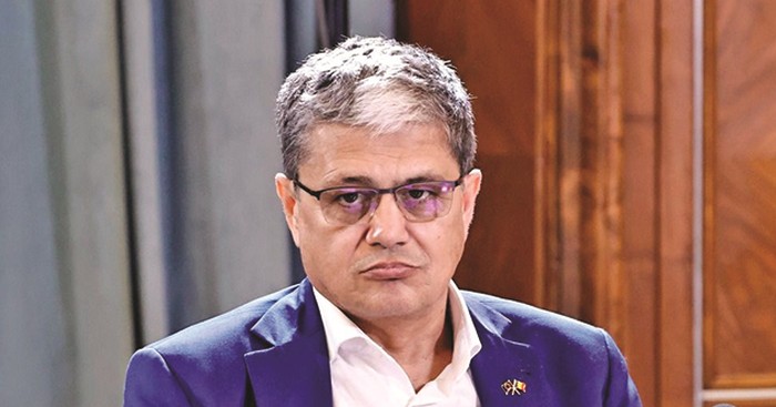 Joc de glezne până la rectificarea bugetară negativă. Majorări de cheltuieli pe bandă rulantă la Guvern