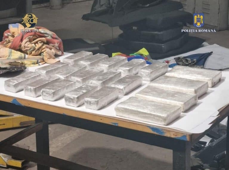 Cocaină și heroină de aproape 900.000 de euro, introduse în România la bordul unei mașini. Metoda folosită de traficanți – FOTO