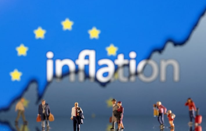 Scade inflația, dar revine recesiunea?