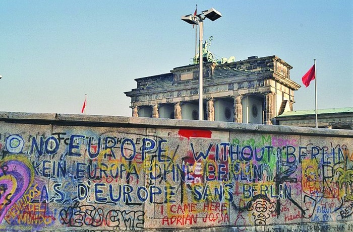 De la Zidul Berlinului la o lume prinsă între ziduri
