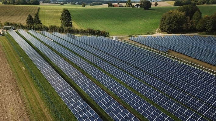 Au sacrificat pășunile pentru fotovoltaice. Acum vor să se extindă și pe terenurile agricole