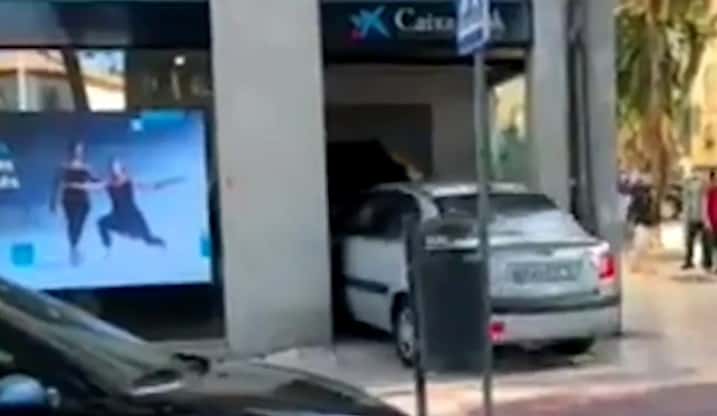 Un tânăr a făcut prăpăd după ce bancomatul a refuzat să-i dea bani. Vreme de 10 minute, cu maşina, a lovit sediul băncii (VIDEO)