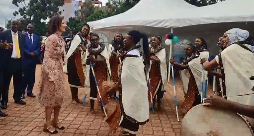 Carmen Iohannis, surprinsă dansând pe ritmuri africane, în Kenya – VIDEO