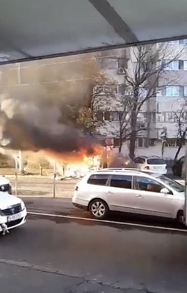 O mașină a explodat în Capitală. Martorii susțin că în interiorul autoturismului s-ar fi aflat o persoană! – VIDEO