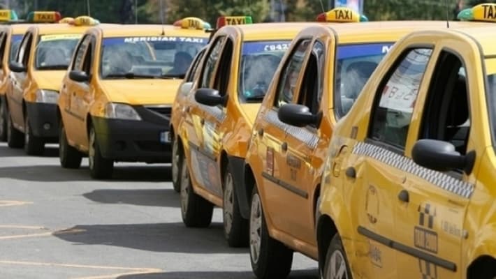 Funcționarii din primării pot face naveta cu taxiul. Banii, decontați din bugetele locale