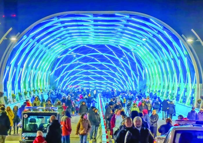 Pasajul Europa Unită din Sectorul 4 a fost inaugurat! Înainte de deschiderea traficului rutier, oamenii au luat la pas noul edificiu
