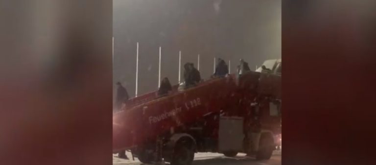 Românii au rămas captivi pe aeroportul din Munchen. Oamenii au dormit pe banda de bagaje (VIDEO)