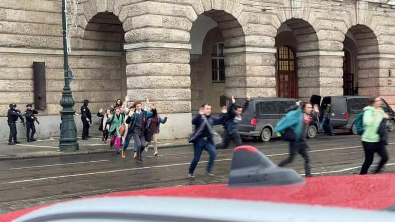 Atac armat la o universitate din Praga. Mai mulți morți și răniți