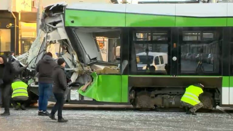 Două tramvaie, făcute ZOB în Bucureşti, după ce s-au ciocnit violent! Trei oameni au ajuns la spital (VIDEO)