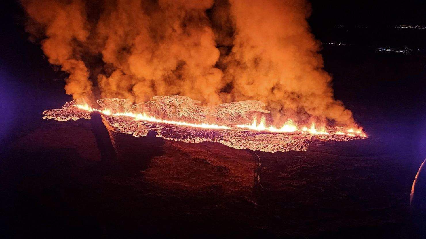 VIDEO| ALERTĂ! Un vulcan a erupt în Islanda - un oraș întreg, în pericol!