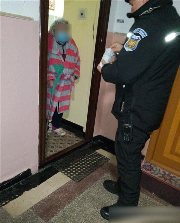 O bătrână din Bacău a cerut ajutorul polițiștilor locali/Ce i-a rugat femeia
