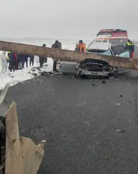 Accident grav pe DN6: Un camion a lovit un limitator de înălțime, care s-a prăbușit peste un autoturism/Sunt victime