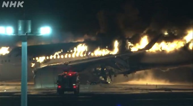 BREAKING NEWS. UPDATE/Avion în flăcări pe pista aeroportului din Tokyo. Imagini dramatice – VIDEO