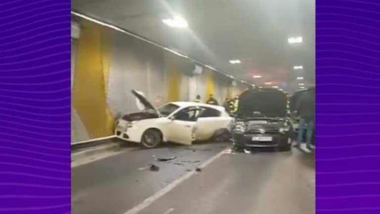 Carambol în Pasajul Unirii din Bucureşti! Mai multe maşini, implicate. Un şofer a fugit (VIDEO)