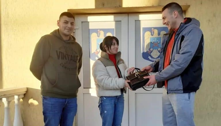 Ce a făcut un taximetrist din Harghita după ce a găsit o geantă plină cu bani, pe bancheta din spate