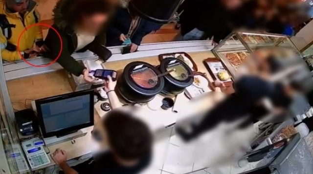 Cum a furat un curier Glovo telefonul din buzunarul unei femei, într-un mall din București (VIDEO)