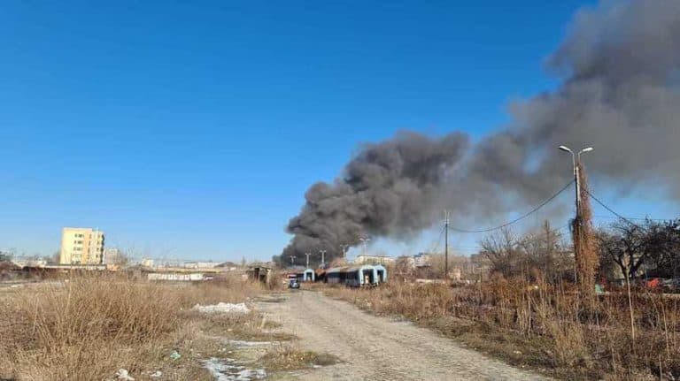 Update/Incendiu în Capitală. Au ars mai multe vagoane dezafectate, în zona de triaj dintre Gara Basarab şi Podul Grant