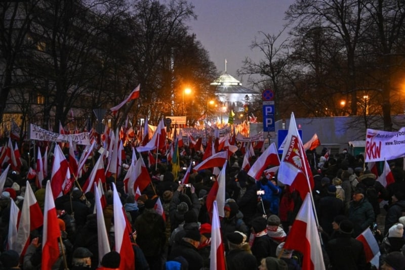 VIDEO| Sute de mii de oameni, în stradă! Pentru ce protestează "polonezii liberi"
