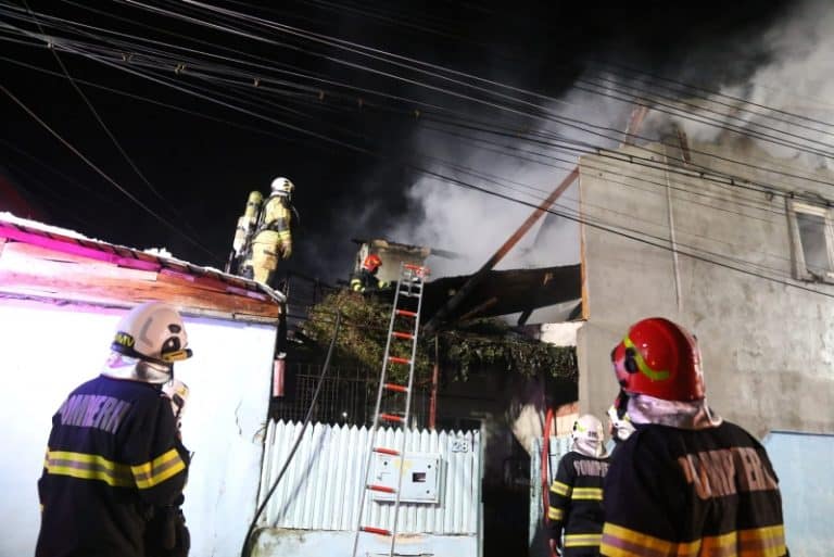 Incendiu puternic în Capitală! Două persoane, la spital/O casă distrusă și alte două afectate
