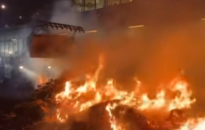 Şoferii români de TIR, atacați în Franţa! Marfa, aruncată din camioane şi distrusă cu tractoarele de protestatari! (VIDEO)