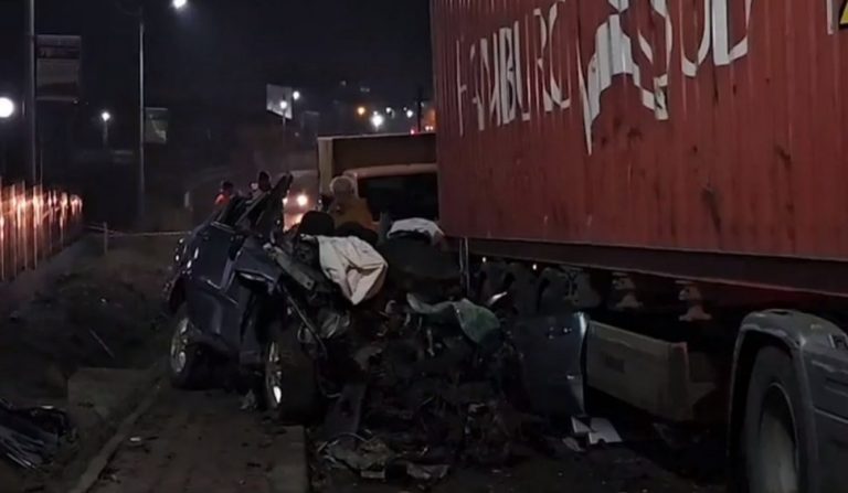 Accident cumplit în Afumați, între un autoturism și un TIR. Un tânăr și-a pierdut viața