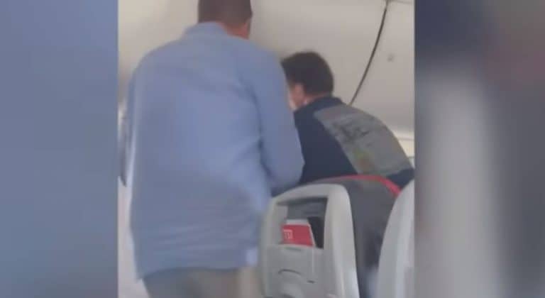 Panică la bordul unei aeronave! Un pasager a încercat să deschidă uşa avionului în timpul zborului – VIDEO