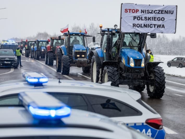 Ce scandează fermierii din Polonia: „Putin, fă ordine în Ucraina, la Bruxelles şi în guvernul nostru!”