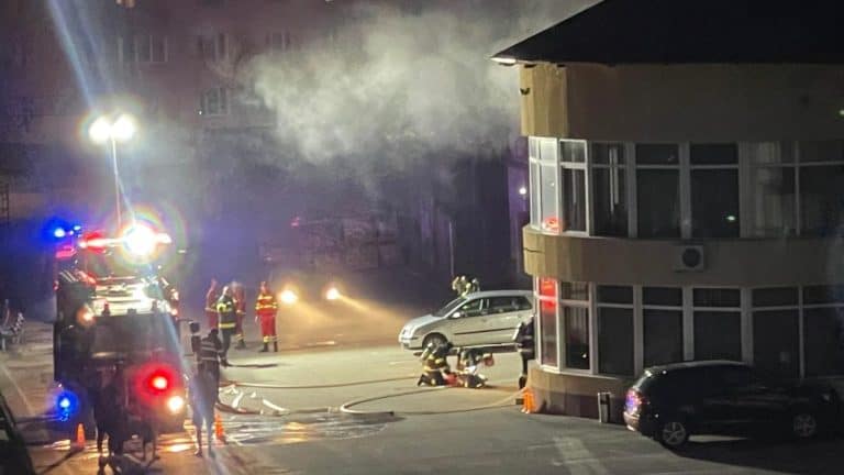 Incendiu la hotelul stadionului din Alba Iulia/Mai mulți sportivi, evacuaţi de pompieri – VIDEO