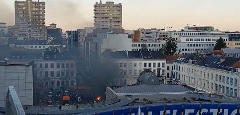 Tensiune maximă la Bruxelles. Străzi blocate de un număr uriaș de tractoare. Fermierii au aprins focuri în fața Parlamentului European – VIDEO