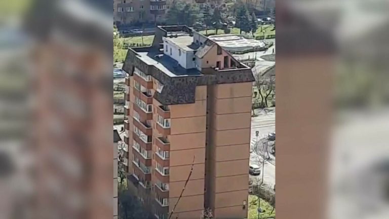 Incredibil! Un brașovean și-a construit o casă pe acoperișul unui bloc cu 8 etaje!