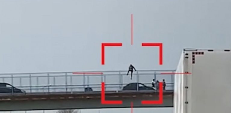 Momente de groază pe Autostrada Soarelui! Autoritățile, în alertă! Un bărbat amenință că se aruncă de pe un pod