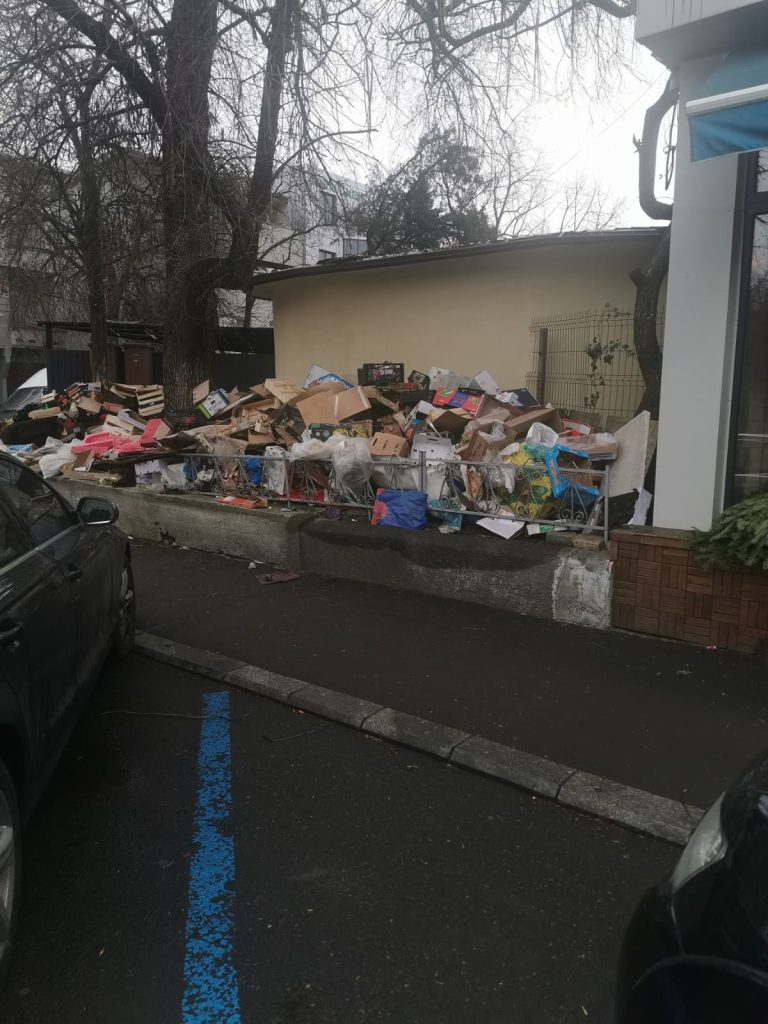Imagini dezolante! Clotilde Armand, Piața Domenii e plină de gunoaie! „Este o rușine și o batjocură!” – FOTO