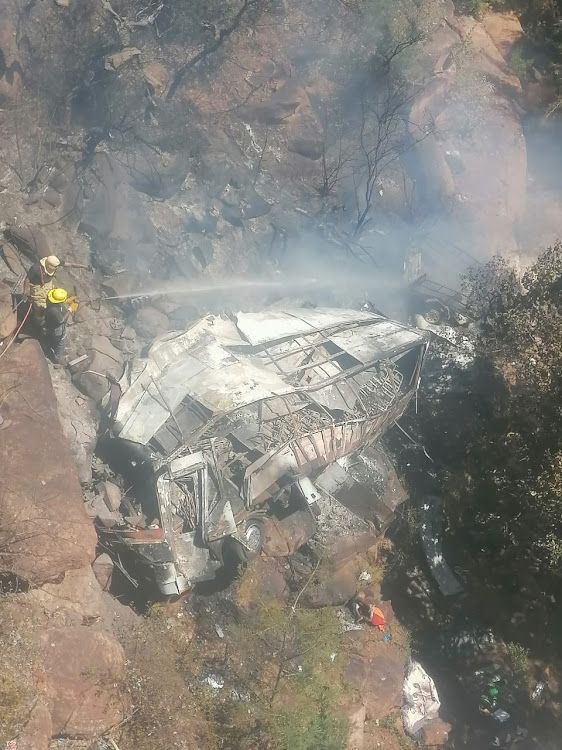 Accident cumplit. Zeci de morți după ce un autobuz a căzut de pe un pod, în Africa de Sud – VIDEO