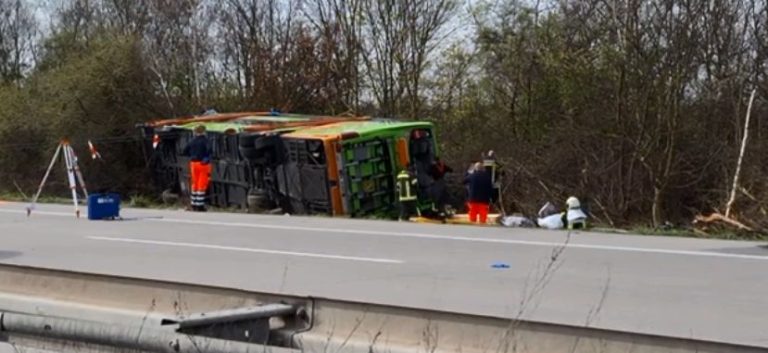 Accident grav în Germania. Cinci oameni au murit, după ce un autocar s-a răsturnat pe o autostradă – VIDEO