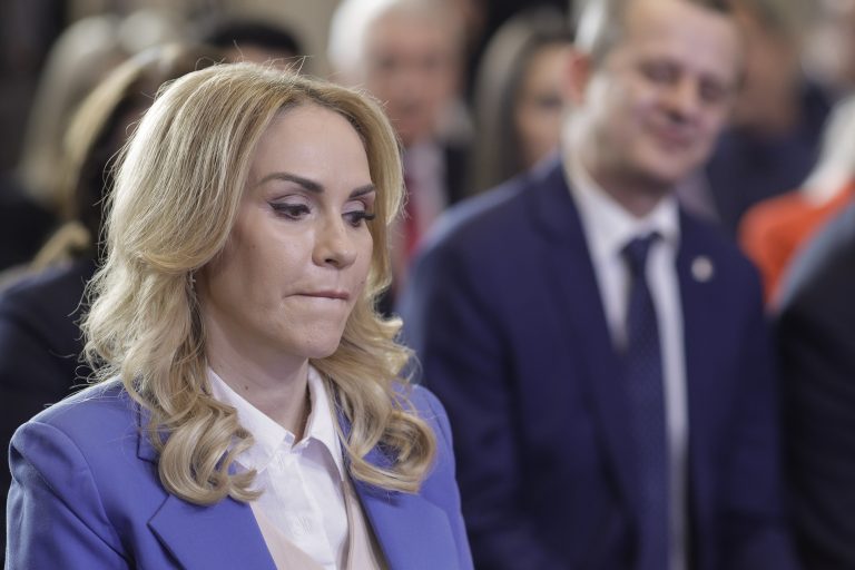 Firea, vizibil deranșată după ce fost dată la o parte de coaliție. Este o 