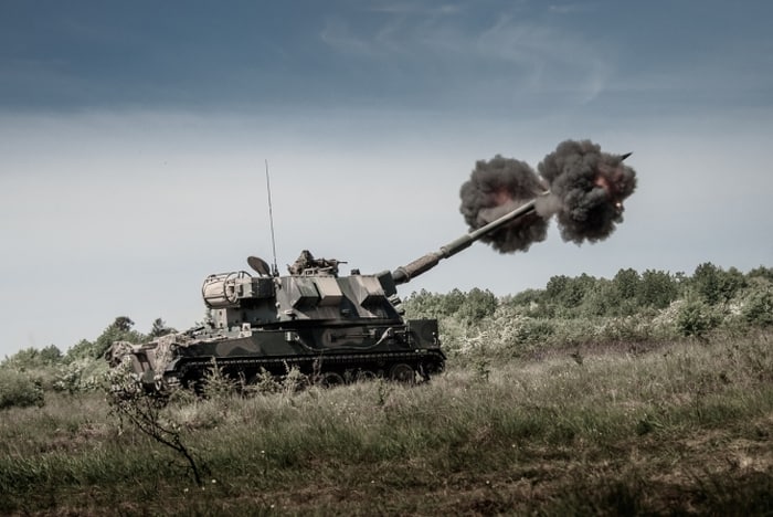 Politică de colonie. Împrumutăm miliarde de euro pentru armament adus din afară