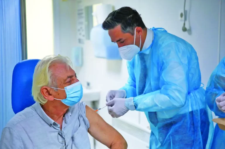Cercetătorii japonezi cer oprirea transfuziilor de la vaccinații Covid