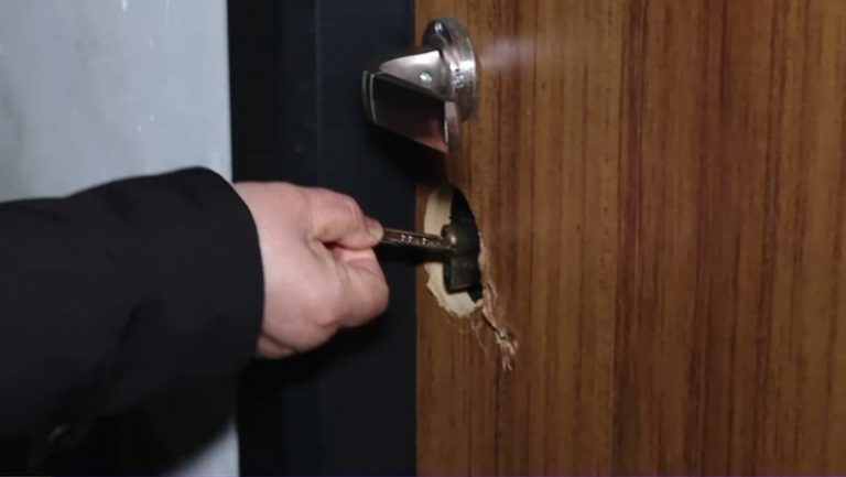 Situație ȘOCANTĂ în Capitală! O femeie și-a găsit apartamentul ocupat de persoane necunoscute: „Mi-au decupat ușa”