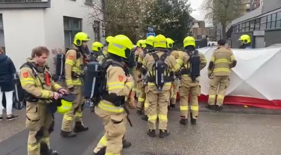 ŞOC în Olanda: un bărbat înarmat cu explozibili și arme a luat ostatici clienții și angajații unui bar! (VIDEO)