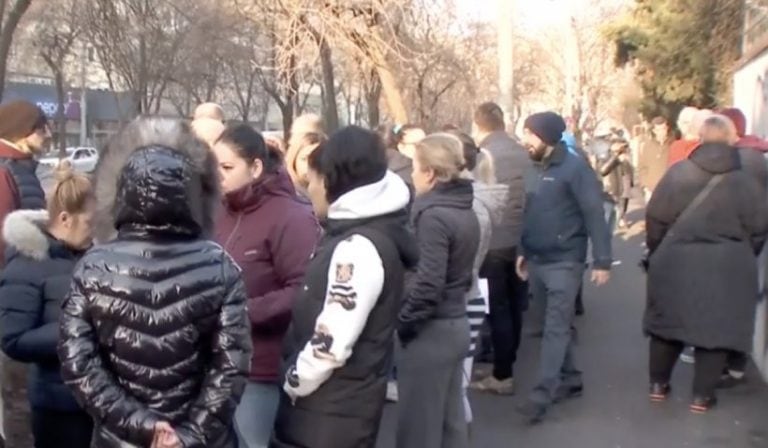 Protest al părinților la o școală din Capitală, după ce un copil ar fi fost abuzat în toaleta unității de învățământ – VIDEO