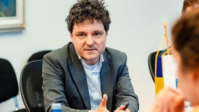Cea mai mare păcăleală a lui Nicușor Dan: în 2024, bucureștenii se spală cu apă încălzită la ibric