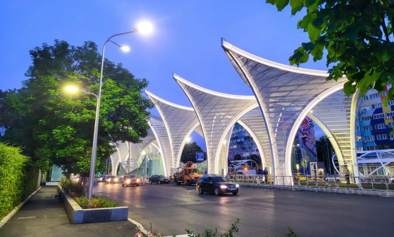 Primele imagini cu ”Poarta Eroilor” iluminată. Construcția e ridicată în intersecția Eroii Revoluției din Sectorul 4 al Capitalei