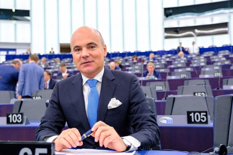 Rareș Bogdan vrea clase speciale pentru elevii românilor din diaspora care se întorc în țară