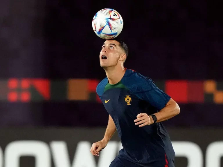 Patul în care a dormit Cristiano Ronaldo, scos la licitație