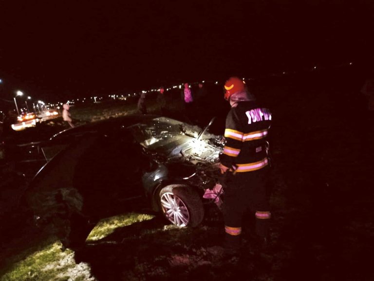 Accident feroviar în Botoșani. Două tinere, duse la spital după ce mașina în care se aflau a fost lovită de tren