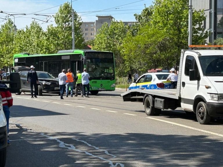 Accident în Capitală. Au fost implicate un autobuz și un autoturism/Mai mulți călători, la spital