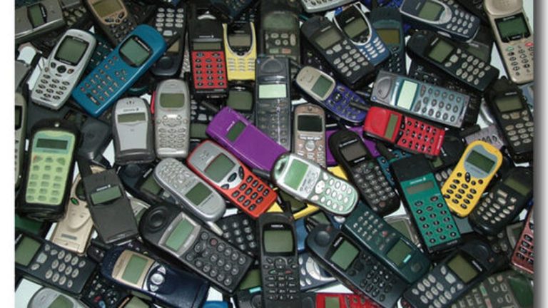 Partidul Telefoanelor Mobile pune mâna pe Puterea Mondială